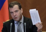 Медведев снизил налоговую нагрузку для газовиков и нефтяников